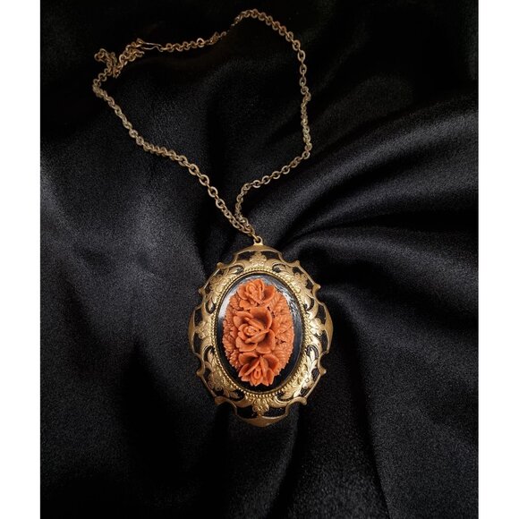 Antique Early XX Century Faux Coral Necklace With Ornate Gold-Tone Pendant - Picture 3 of 6